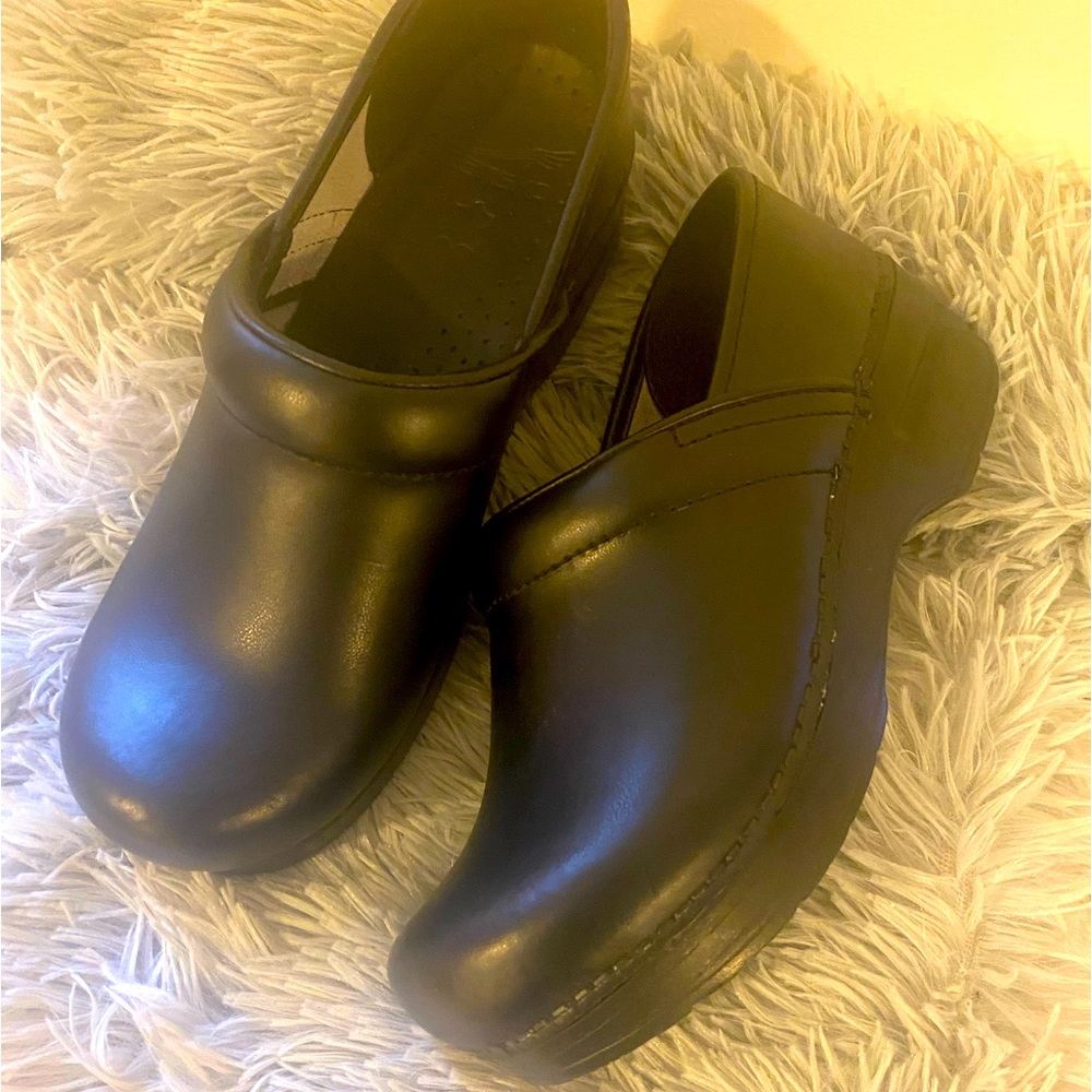 Black dansko clogs